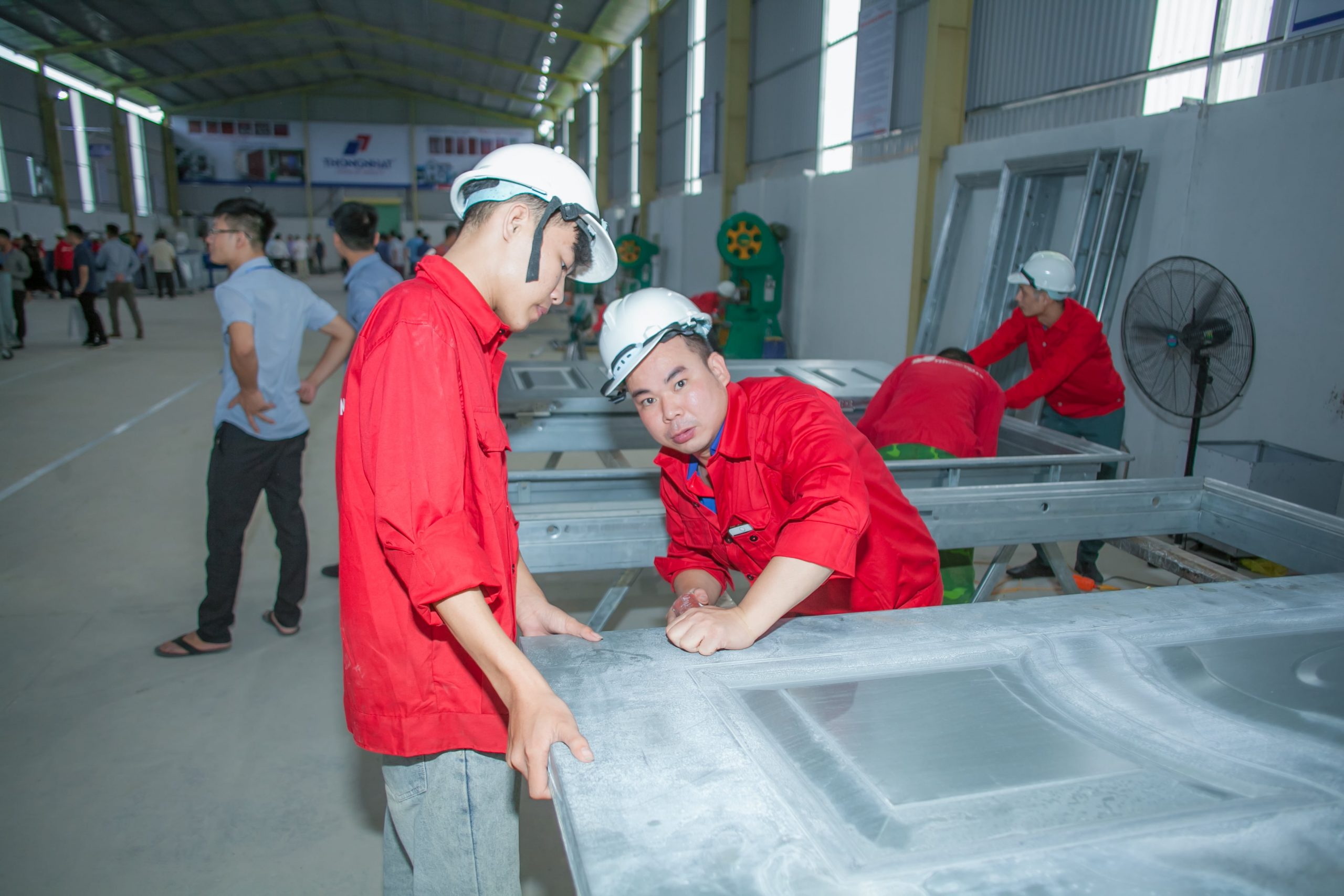 Nhà máy số 2 Nghệ An sản xuất cửa thép vân gỗ