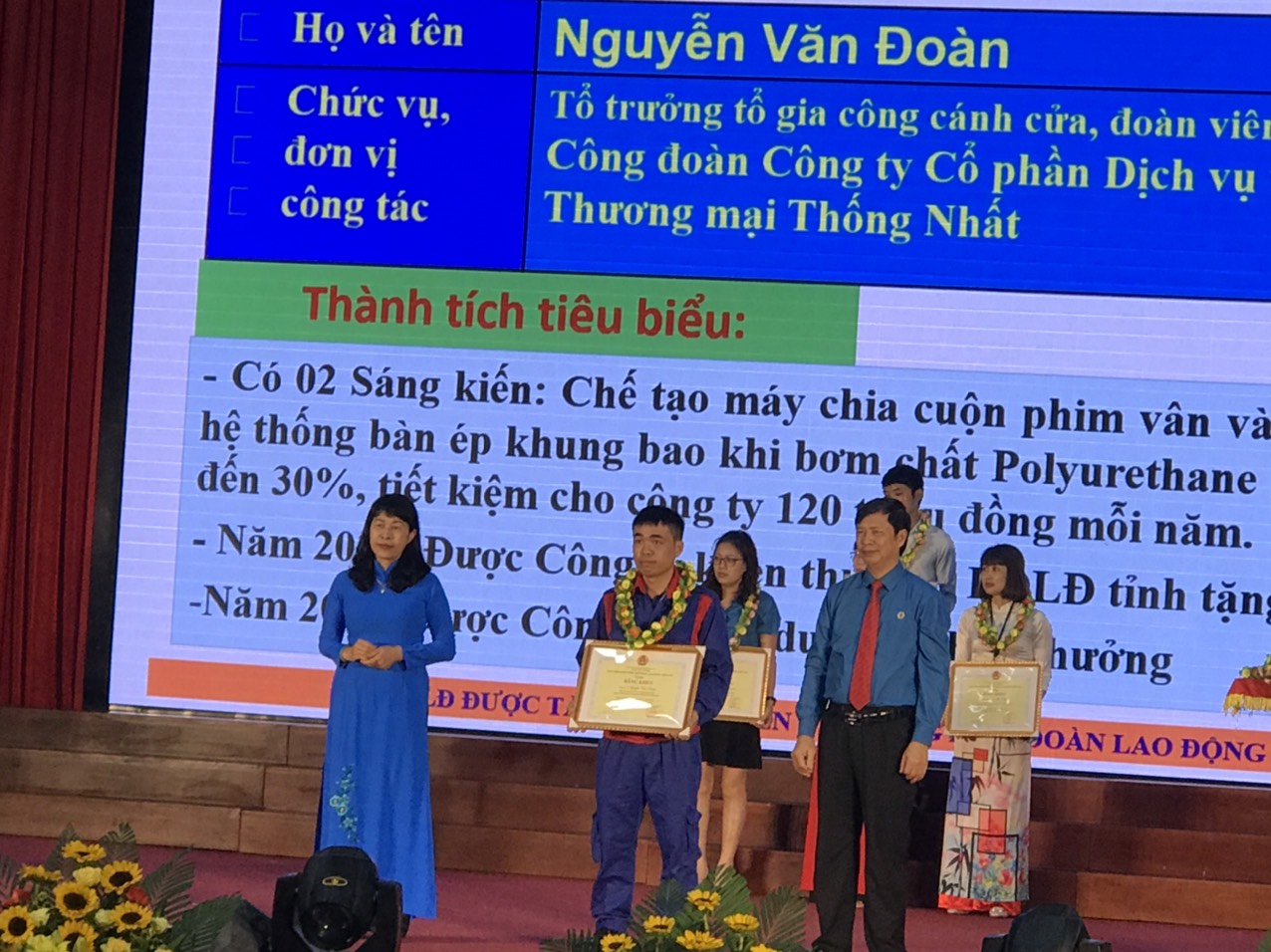 Đồng chí Nguyễn Văn Đoàn nhận bằng khen